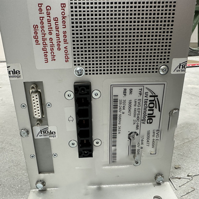 德國Honle UV設備電源維修故障：UV電子電源調光動態(tài)響應速度快，從待機到全功率輸出時間只要 8毫秒，無任何系 統(tǒng)震蕩;可以與PLC連接進入人工界面操作，可作出10%的長時間待機，徹底避免系統(tǒng)穩(wěn)定 時間長，安全性能低等弊端，同時徹底改變了依靠電容來調節(jié)燈光的強弱控制方式，且電容的耐壓強度遠遠不夠。PLC安裝接線簡單，操作方便，無須密封安裝在箱體內(nèi)，可安裝在通風良好的地方，大幅度節(jié)省安裝、運輸成本。 德國Honle UV設備電源維修方法： 1、高頻方波技術( 18KHZ方波輸出），比傳統(tǒng)UV變壓器增加20%以上的UV能量輸出，能夠以閃光燈模式工作，降低能耗; 2、軟開關啟動系統(tǒng)，大幅度減低啟動時間(約45秒)，延長燈管使用壽命; 3、單片機動態(tài)控制技術，使電源轉換效率達到更高，自動找到燈管的工作電壓和電流，自動進行調整燈管的工作參數(shù); 4、高速IGBT以及軟開關技術，響應速度快，從待機到全功率輸出時間只要 8MS; 5、功率調幅技術，輸出功率10%~100%無級可調，長期待機功率僅要10% 6、相位平衡技術，功率因素96%，，無沖擊電流;